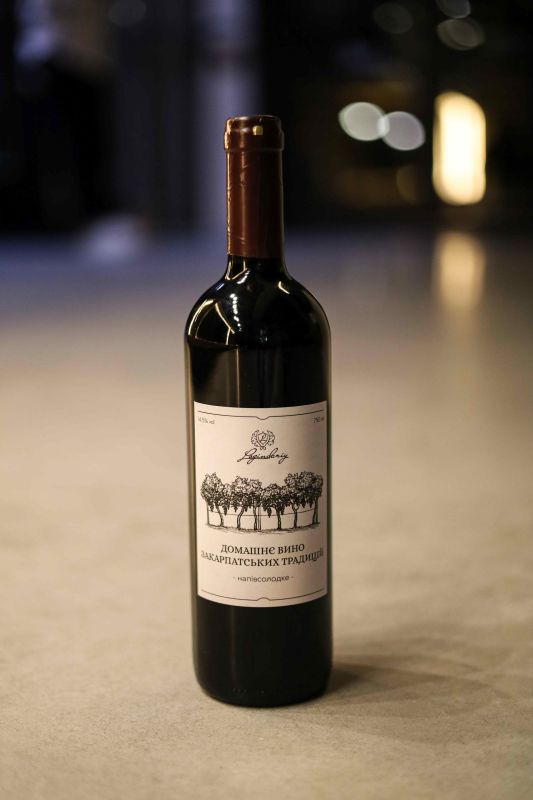 Домашнє вино Закарпатських традицій напівсолодке